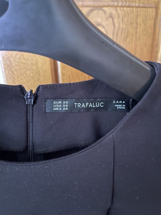 Vând rochie neagra Zara cu detalii