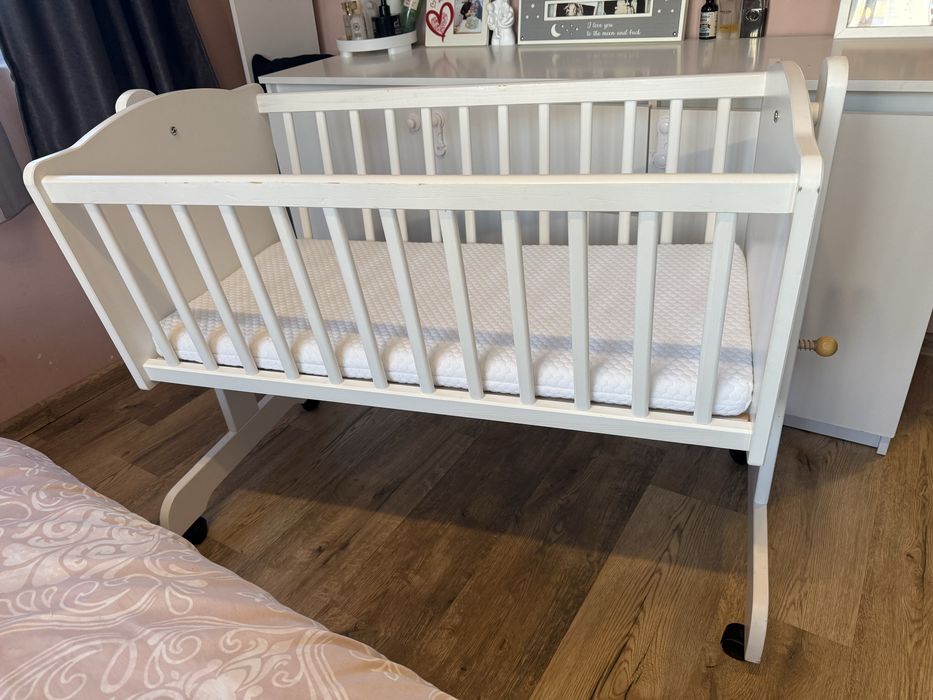 Бяла бебешка люлка за сън