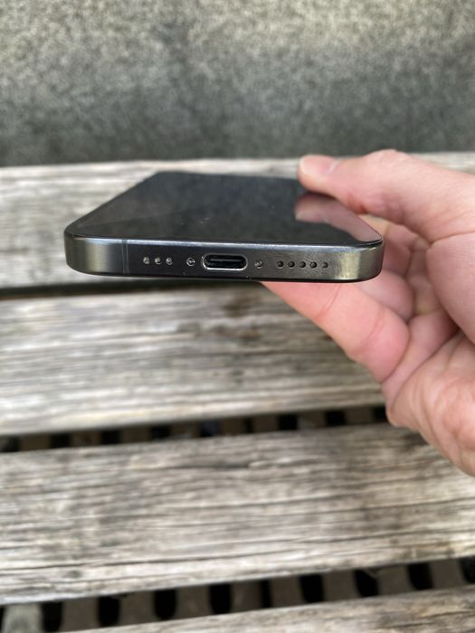 Продавам iphone 15 pro