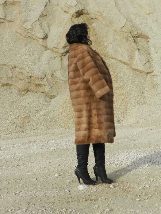 FINETE SI STIL! Splendida haina din blana de  vizon  SAGA caramella.