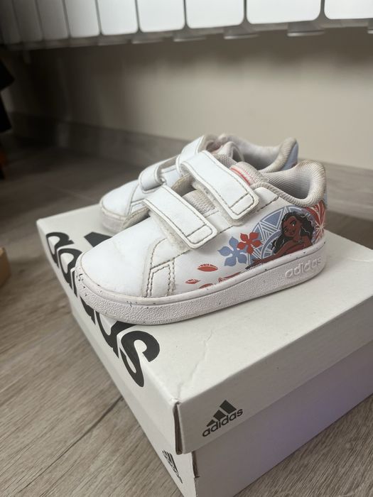 Обувки Адидас за момиче