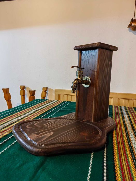 Подарък за мъж – дървен диспенсър за алкохол