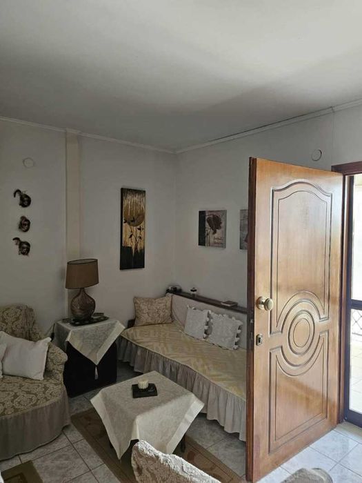 Самотоятелна къща в голям парцел