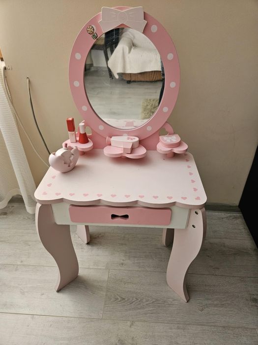 Дървена, детска тоалетка за момиченце с аксесоари
