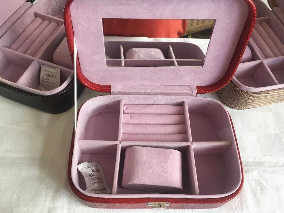 Cutie Bijuterii și Ceasuri Piele – cadou ideal. SIGILAT!