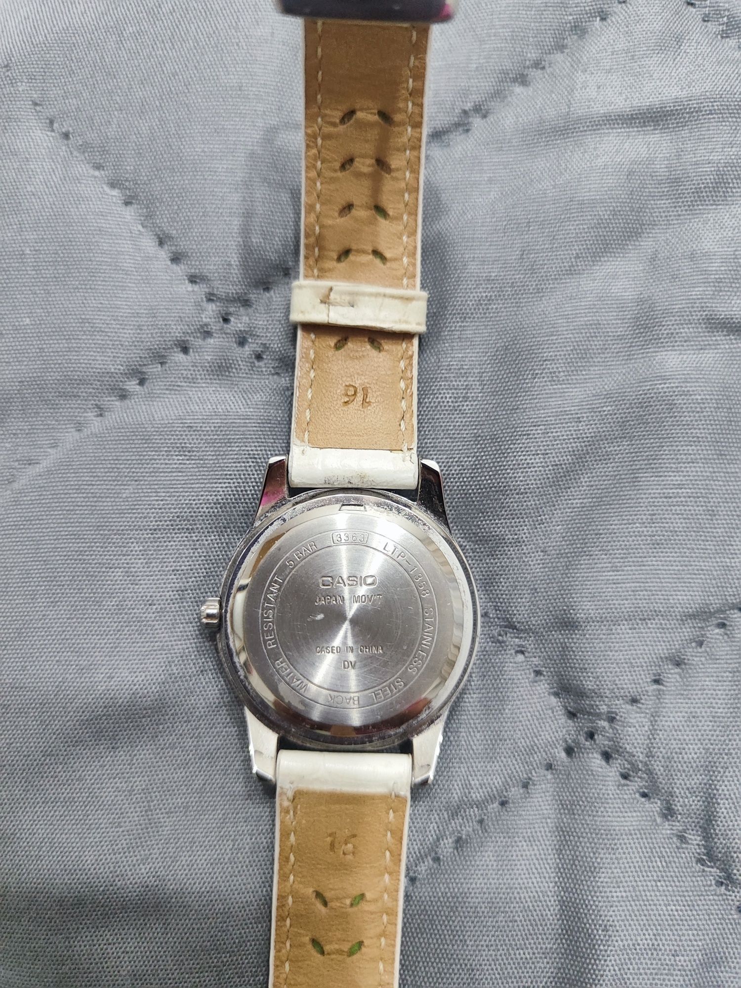 Продам часы Casio белые