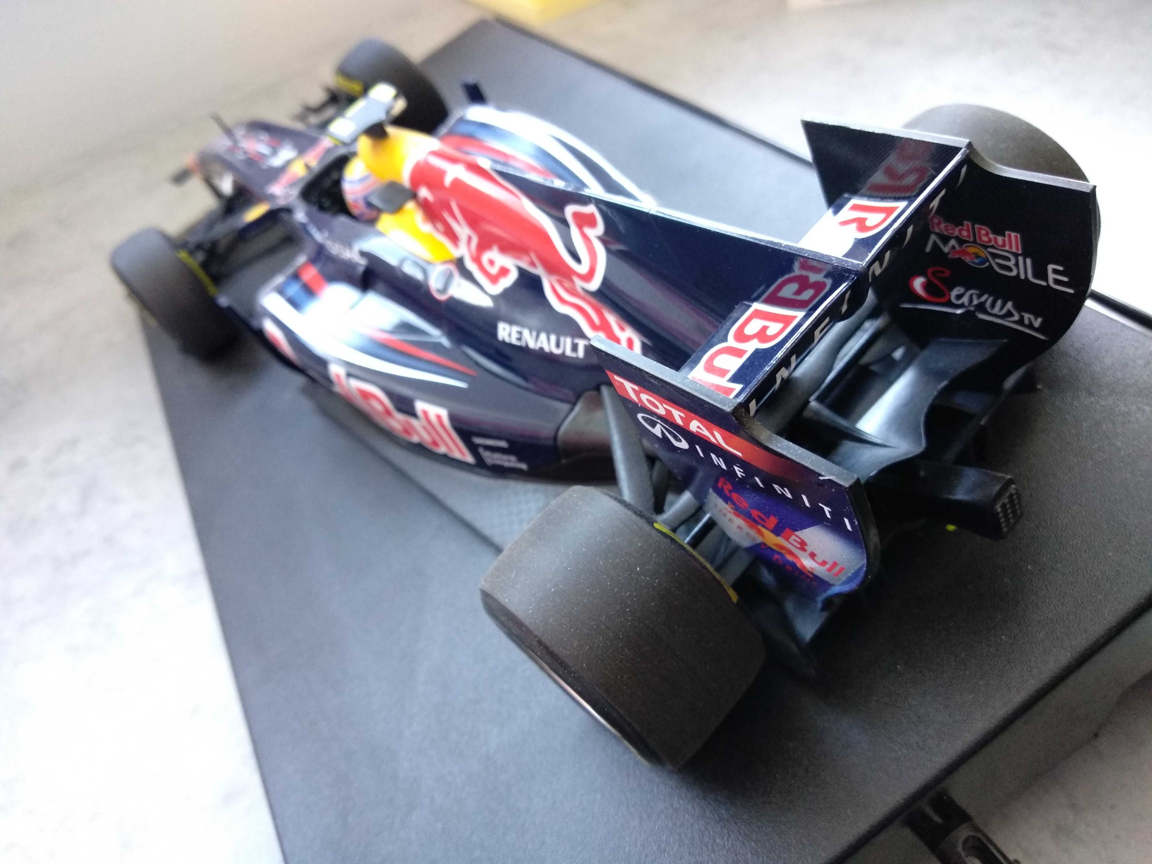 макет 1:18 Red Bull Racing Mark Webber Showcar 2011 Formula 1 болид
