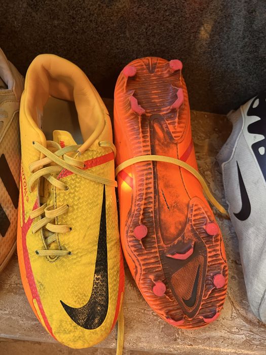 Футболни обувки бутонки и стоножки