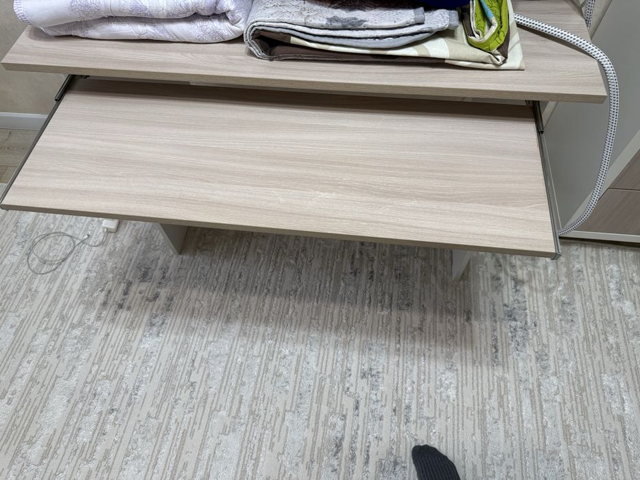 Стол парта в хорошем состоянии , можно использовать для компьютера