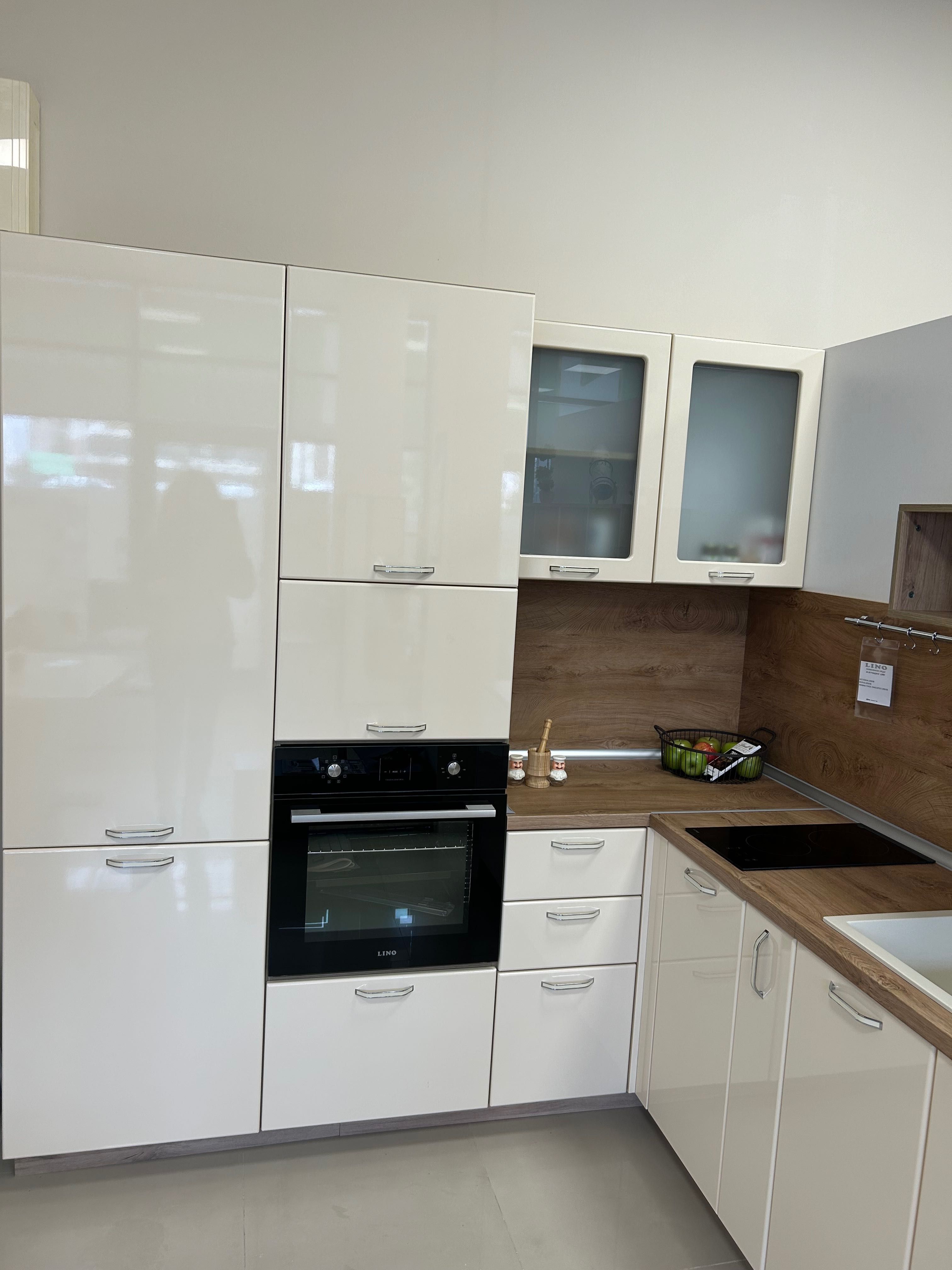 Продавам Кухня бежов гланц Ирим