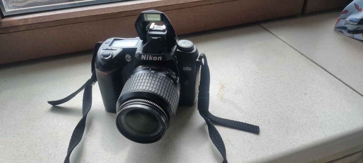 Nikon D70s, обектив 18-55мм