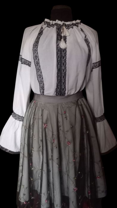 Ie cu dantela și paiete