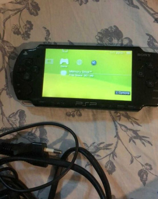 Sony Psp 2004 с 2 игри и зарядно
