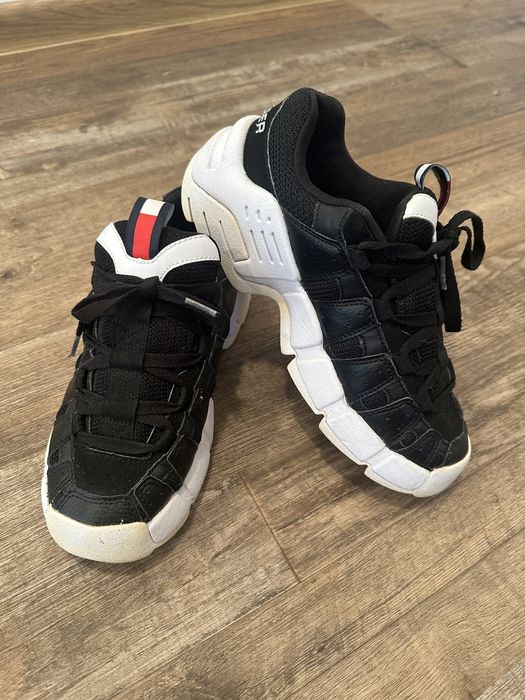 Tommy Hilfiger adidaşi
