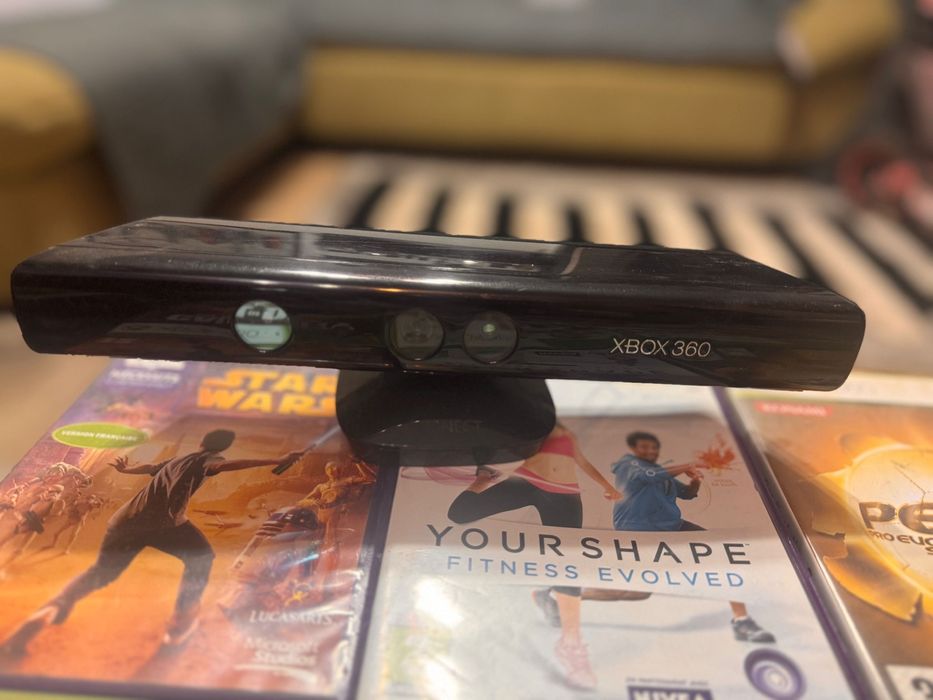 Vând Xbox 360 + Kinect + 2 controlere + 15 jocuri – stare foarte bună