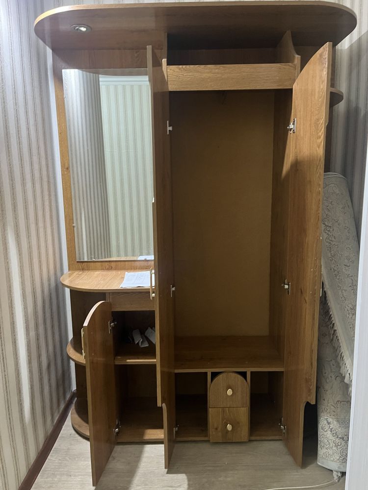 Продам шкаф в прихожую ,