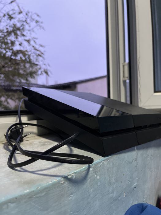 PS4 împreună cu un controler