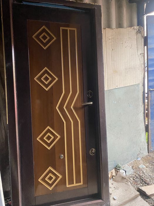 Usa exterior metalica ptr apartament