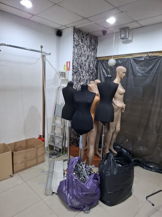 Vând mobilier magazin haine