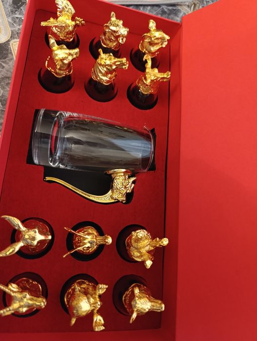 Скидка!Стопки-рюмки перевёртыши с графином в виде 12 животных