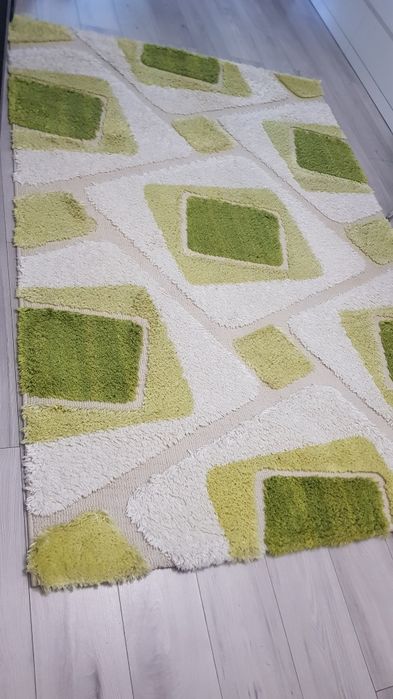 Vand covor persan cu fir scurt, in stare buna. Dimensiuni 240cm/160.