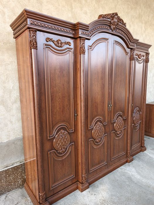 Shkaf tez va arzon sotiladi