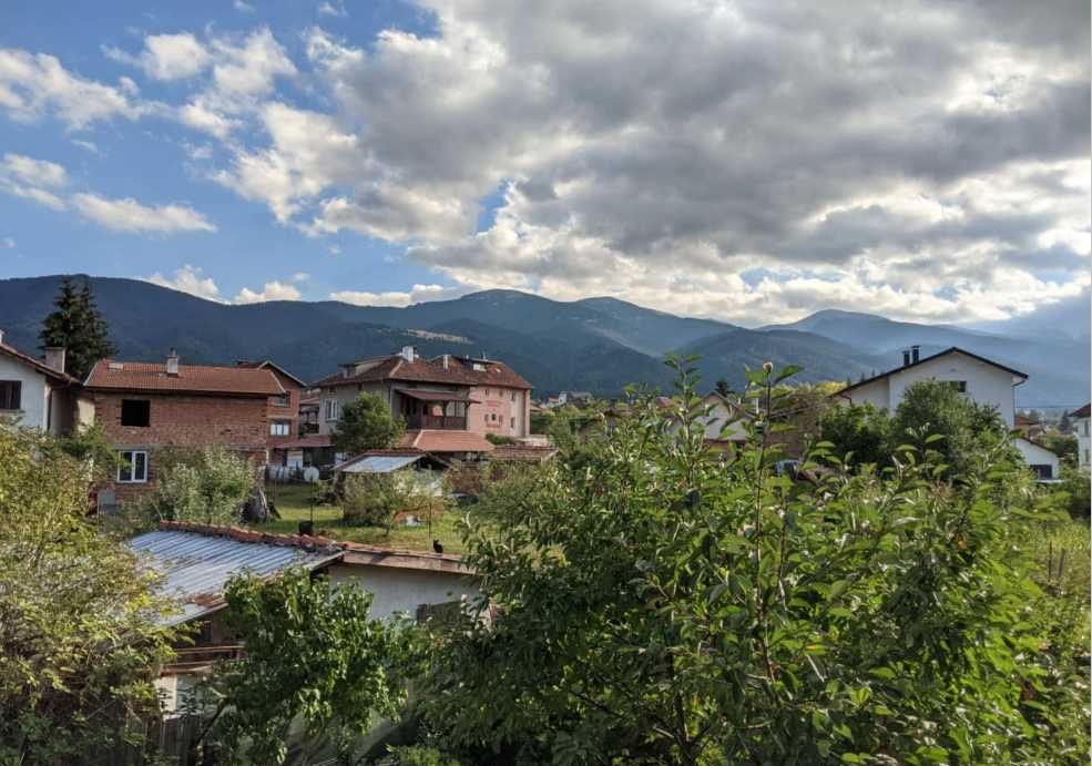 Масивна къща в идеален център на с. Говедарци