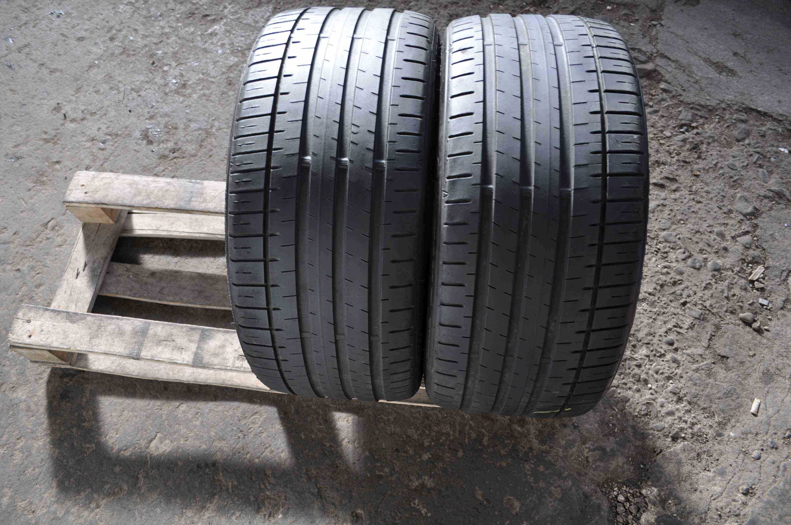 SET 2 Anvelope Vara 245/35 R19 FALKEN Azenis 93Y