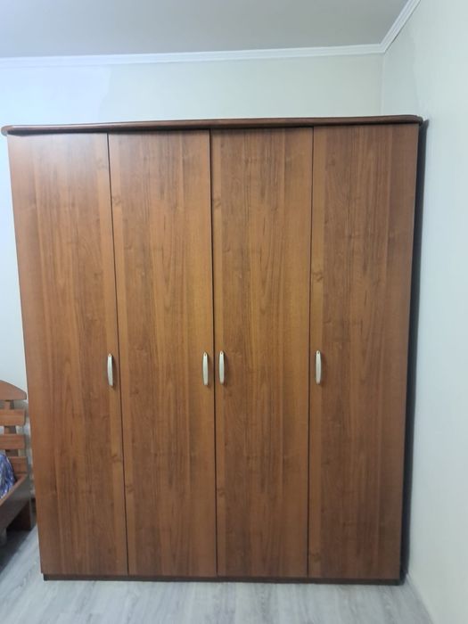 Продам четырёхдверный шкаф