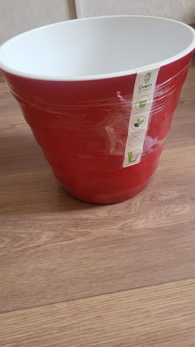 Пластиковый горшок для цветов.