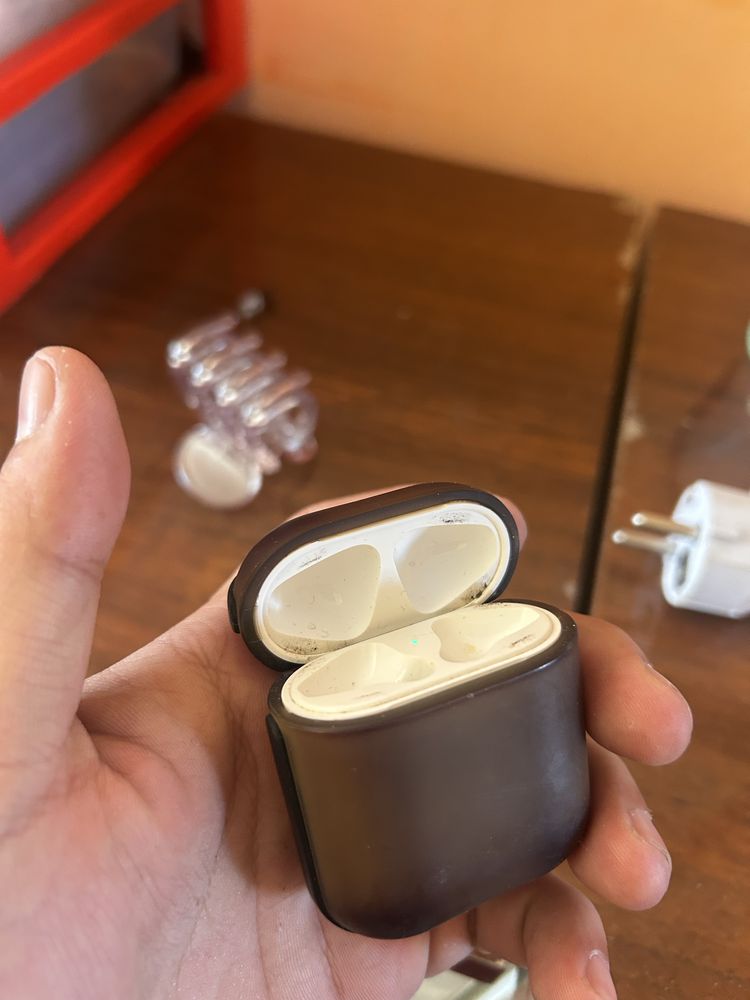 Продам кейс от оригинального Air pods 1