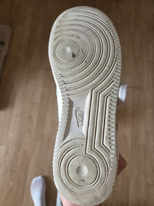 Pantofi nike marimea 42.5 talpa este un pic galben