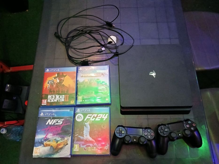 PS4 slim,memorie 1 TB,4 jocuri+Volan