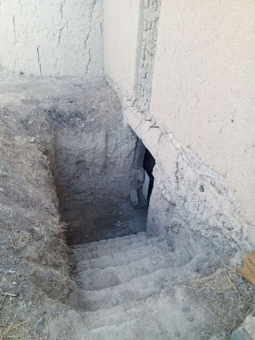 Уй жой сотилади.