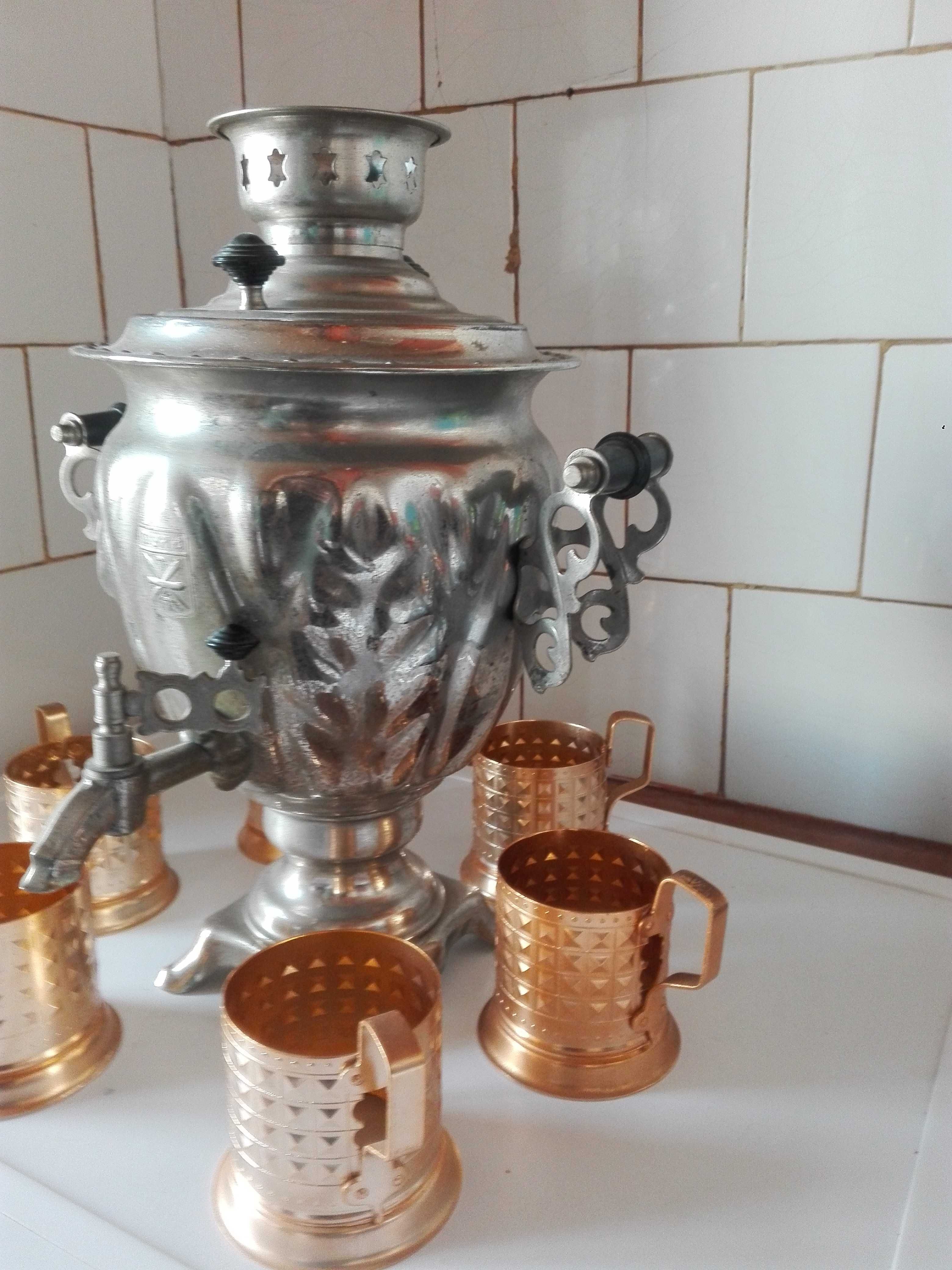 Руски самовар Тула с подстакани и стара детска тротинетка .