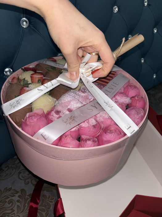 Букет пионы и клубника в шоколаде