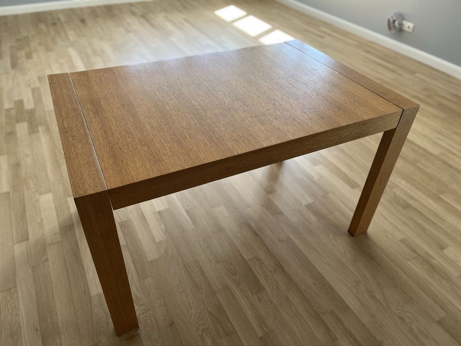 Трапезна и холна маса от масивно дърво