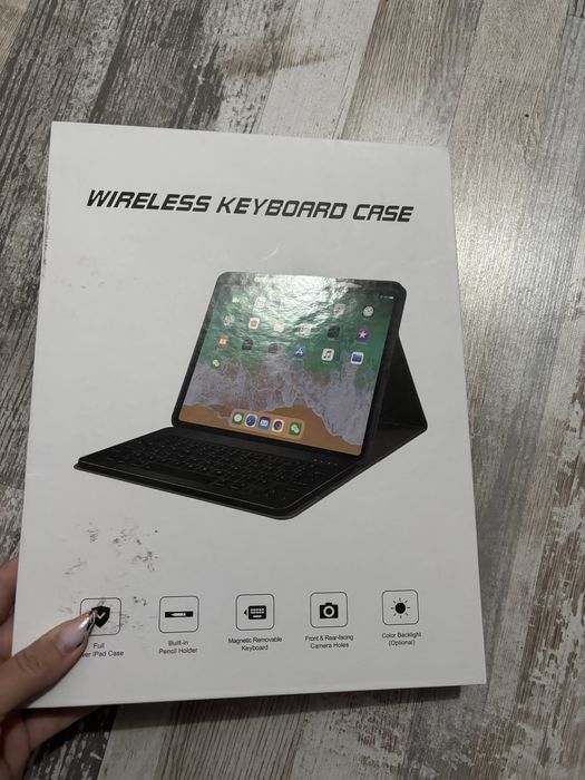 Husa magnetica cu tastatura pentru iPad