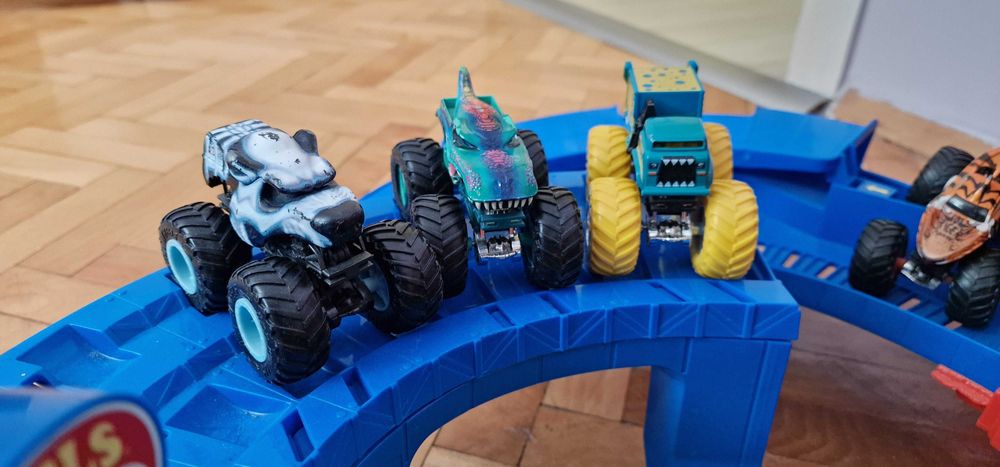 Hot Wheels Писта +13 джипа