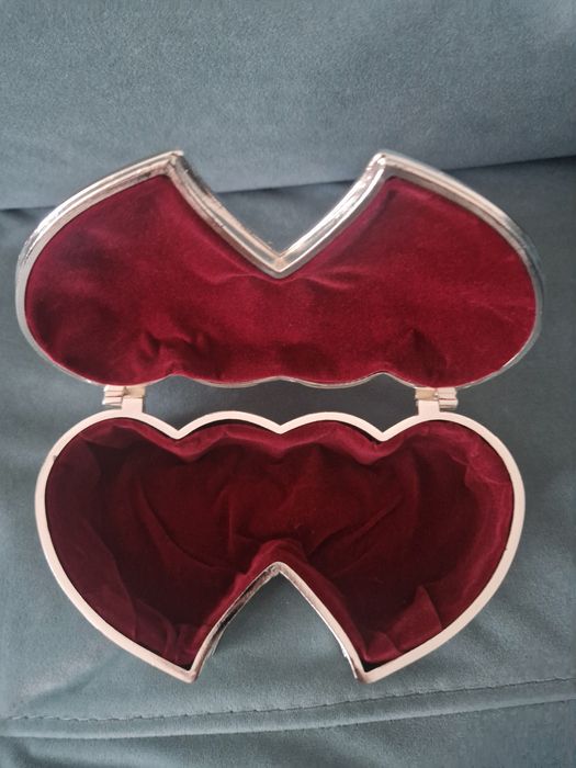 Vând cutiuță elegantă în formă de inimă dublă