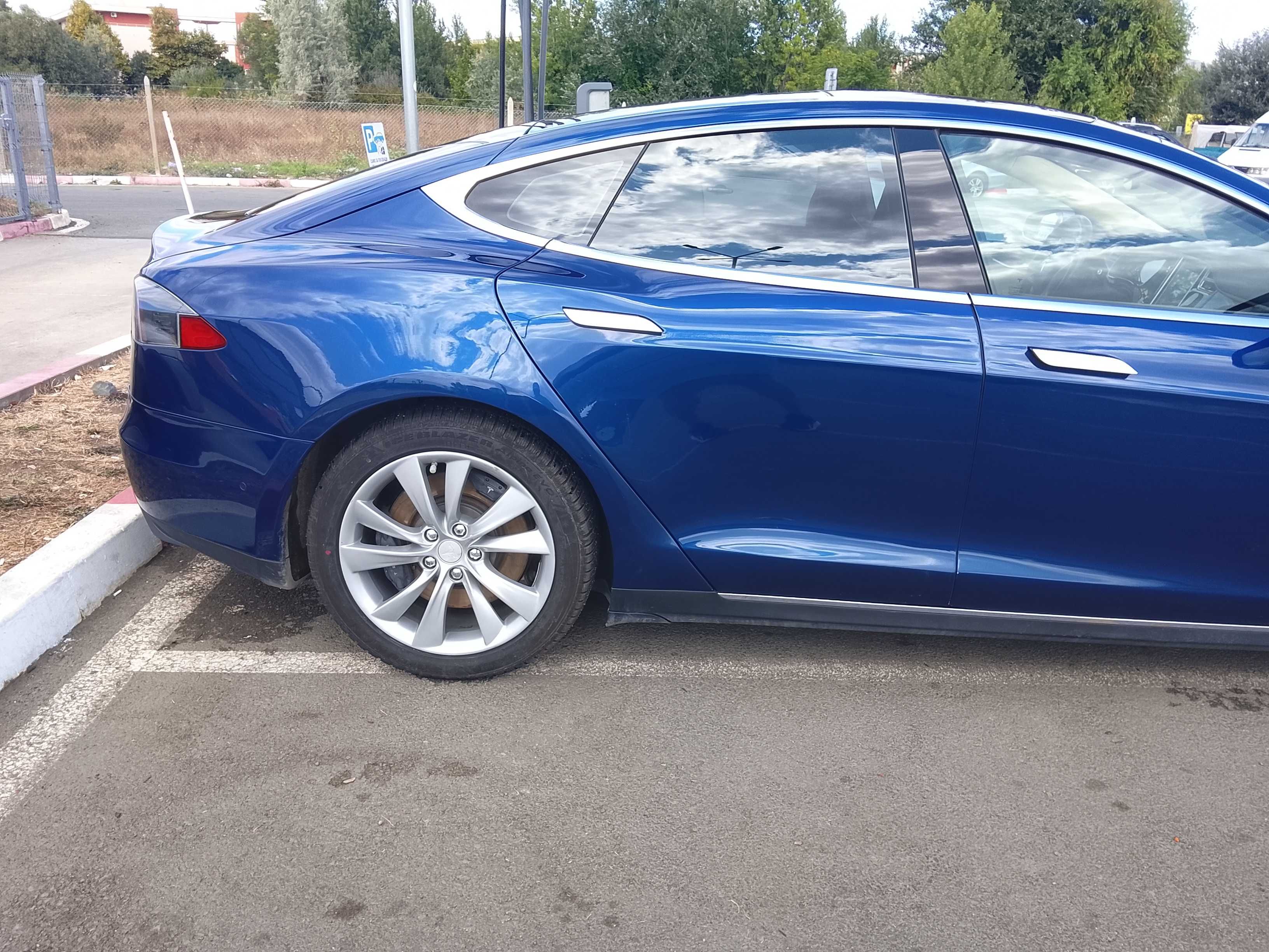 Tesla Model S 90D 2016 rest UA 417 л.с
