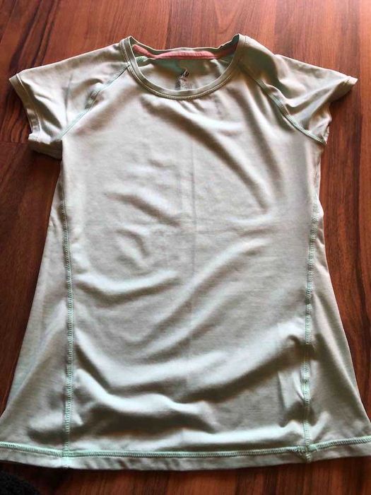 разпродажба на спортни тениски и оформящ безшевен клин