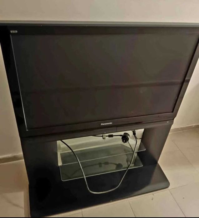 Продавам Телевизор  Панасоник с маса. Работи перфектно с дистанционно