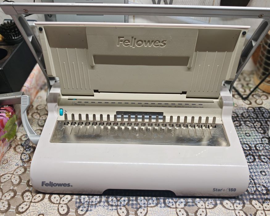Maşină de legat manuală cu pieptene Fellowes Star 150 CRC 50065 
29