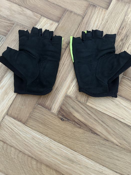 Vând echipament de ciclism pt copii,casca si mănuși,stare impecabila.