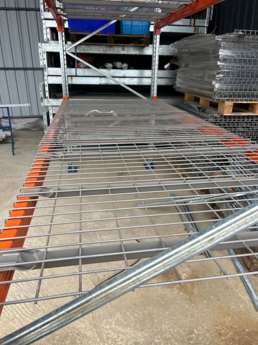Rafruri metalice cu polita