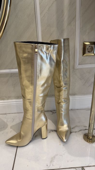 Дамски кожени ботуши в златисто