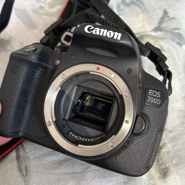 Aparat foto dslr Canon EOS 700D