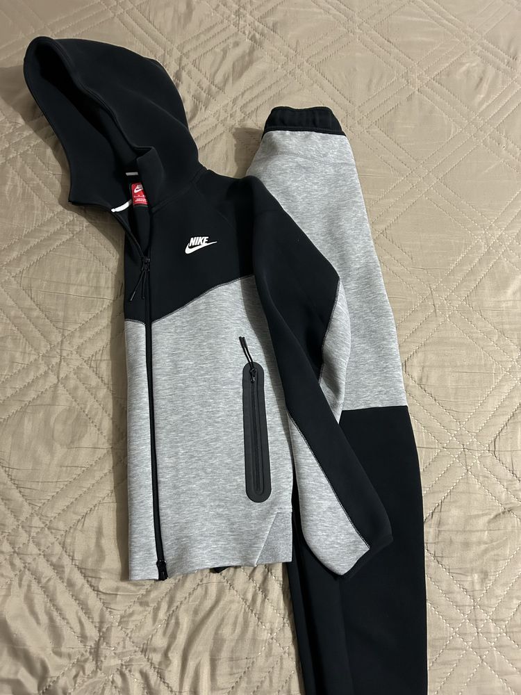 Горнище на Nike Tech Fleece 2024
