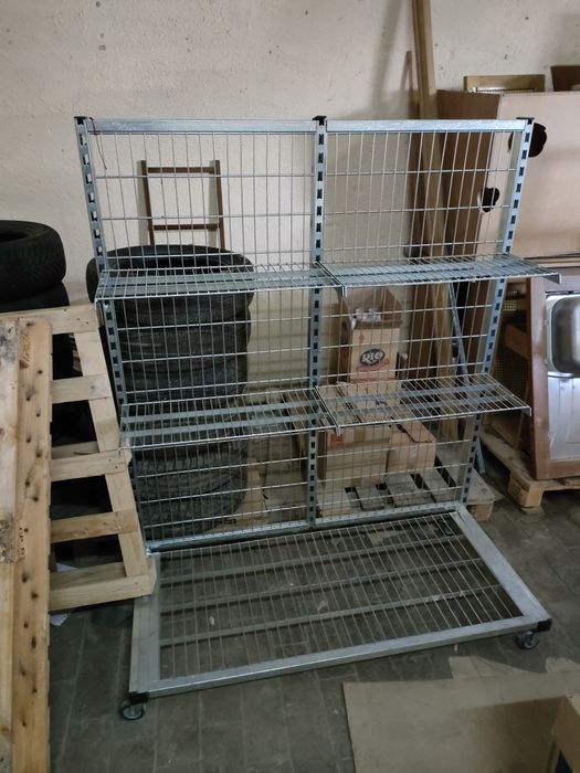 Продавам метални стелажи